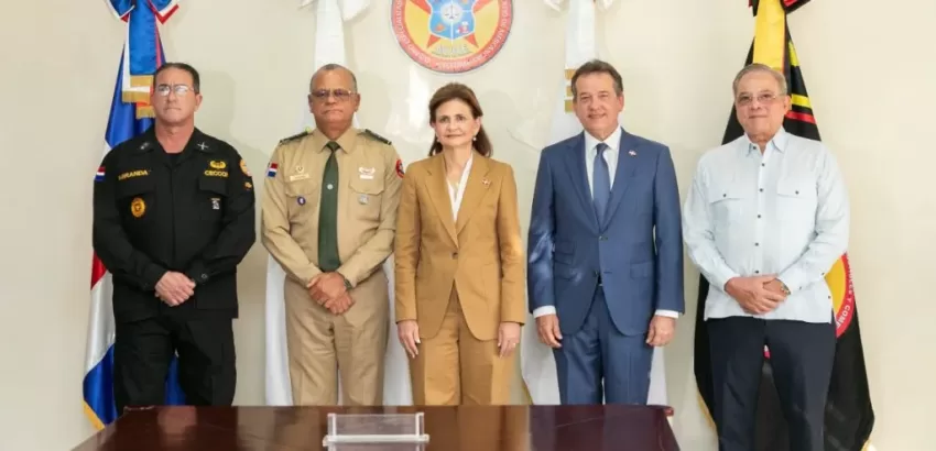 Raquel Peña encabeza entrega de 13 camionetas al CECCOM para reforzar lucha contra el comercio ilícito en el país